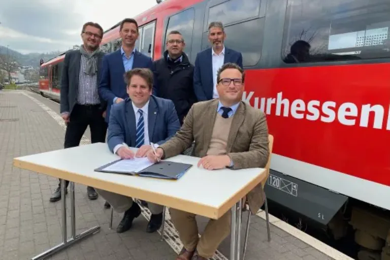 RMV und Regionaler Nahverkehrsverband Marburg-Biedenkopf schließen Kooperationsvertrag zur oberen Lahntalbahn