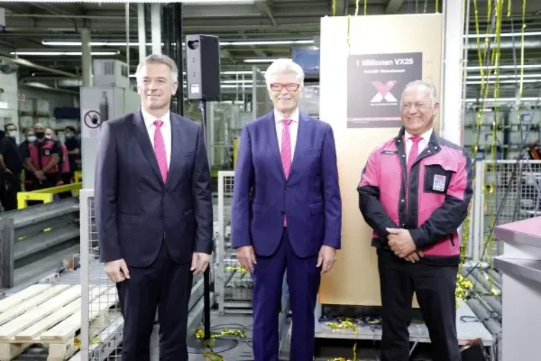 Rittal feiert seinen millionsten VX25 –  und seine Mitarbeiter