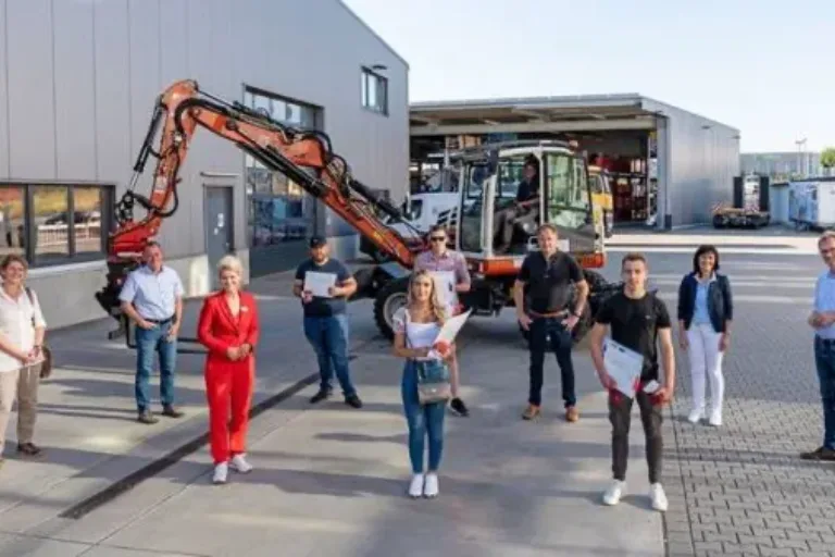 Azubi-Grillen und Zeugnisübergabe auf dem Bauhof