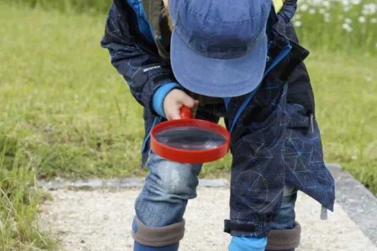 Der Vulkan lässt forschen: Kindergartenkinder lassen es zischen und brodeln