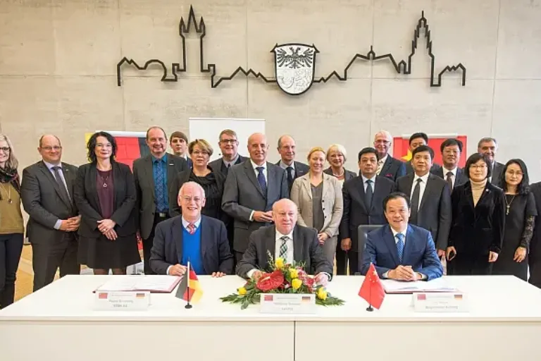 Unterschrift mit Delegation aus Xuchang