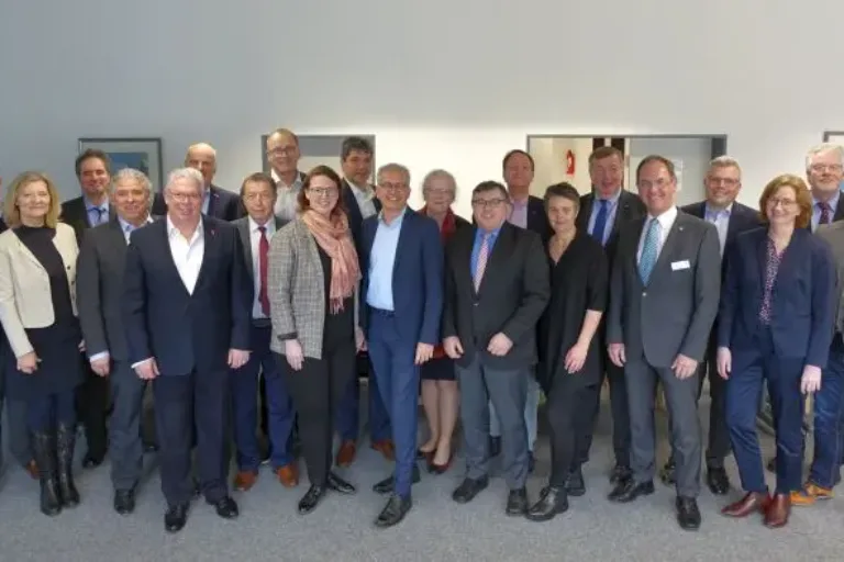 Wirtschaftsminister Tarek Al-Wazir beim Regionalmanagement-Aufsichtsrat