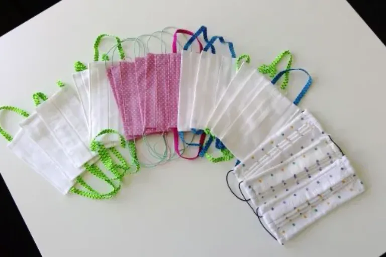 Junge Geflüchtete spenden selbstgenähte Mund-Nasen-Bedeckungen an Kreis-Jugendamt