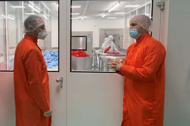 Wirtschaftsdezernent Dr. Mischak besucht CWS Cleanrooms in Lauterbach