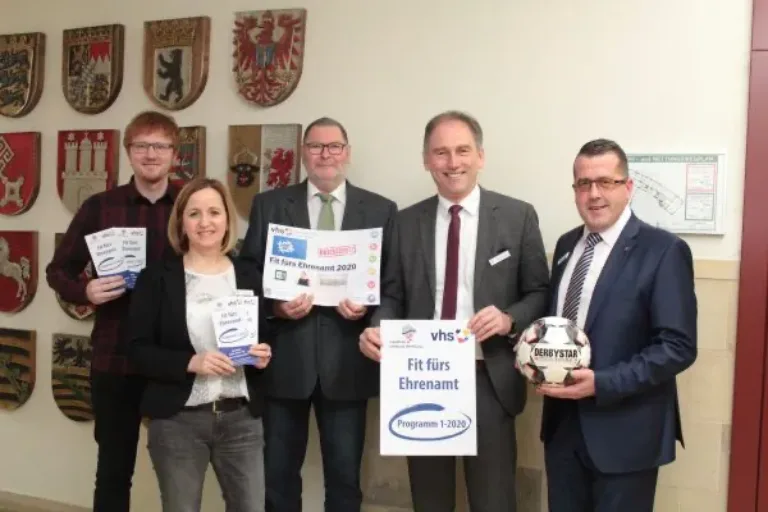Landrat Köberle und vhs-Direktor Schneider freuen sich: Projekt „Fit fürs Ehrenamt“ geht in eine neue Runde
