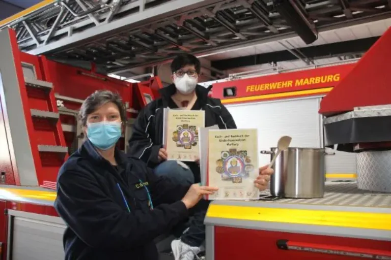 Kids der Marburger Kinderfeuerwehren gestalten Kochbuch mit Lieblingsspeisen