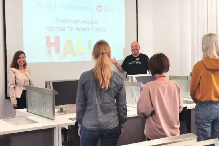 Praktikanten informieren sich über verschiedene Berufsfelder in der Arbeitsagentur