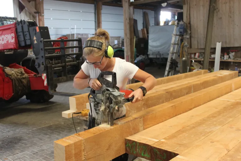 "An einem Tag stehe ich in der Zimmerhalle und bereite etwas vor, an einem anderen Tag wird vor Ort montiert ", so erzählt Aileen Dambmann von ihrer Ausbildung.