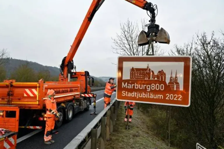 „800 Jahre“ an der Marburger Stadtautobahn: offizielle Jubiläumsschilder aufgestellt