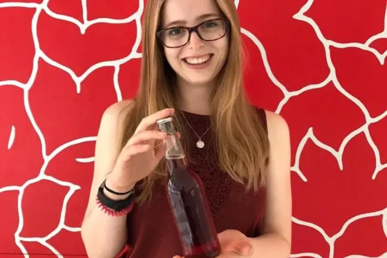 Lebensmittelchemie-Studentin entwickelt nachhaltige Limonade aus Johannisbeertrester