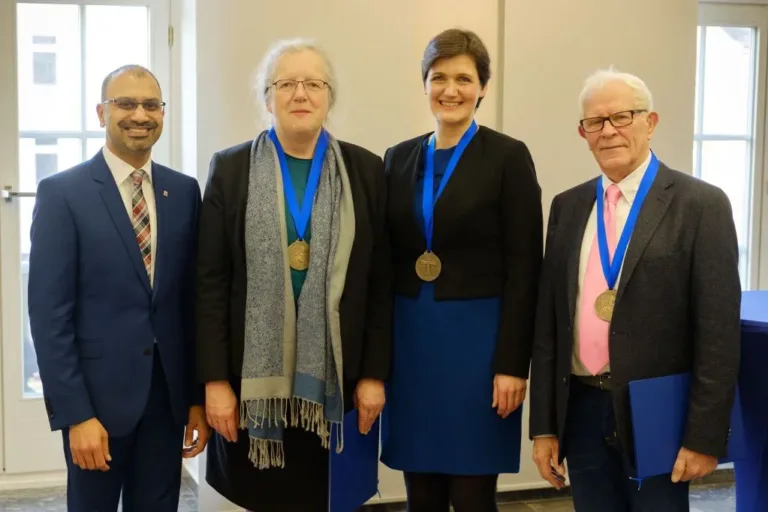 Prof. Dr. Katharina Krause, Katja Urbatsch und Prof. i.R. Dr. Dr. Reimer Gronemeyer erhalten die JLU-Ehrensenatorenwürde