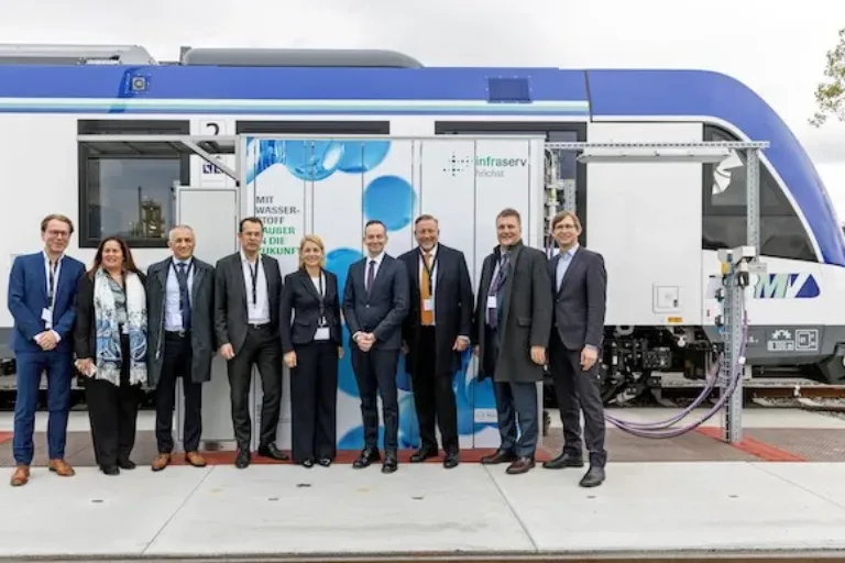 Erstes Fahrzeug der größten Wasserstoffzug-Flotte der Welt in Frankfurt vorgestellt