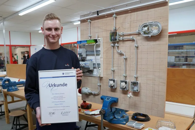 Lehrling des Monats Januar 2022 Maruis Joneck wird wird in Lich zum Elektroniker ausgebildet