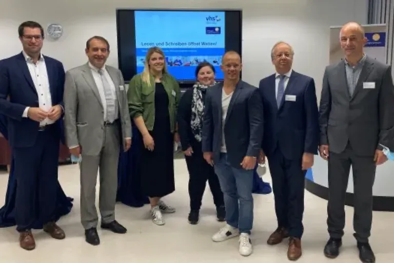 Kultusminister Lorz und Olympiasieger Fabian Hambüchen werben für Alphabetisierung und Grundbildung Erwachsener