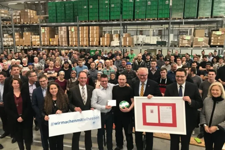 Staatsminister Dr. Thomas Schäfer zeichnet rd. 700 Mitarbeiter für einzigartige Überstunden-Spendenaktion aus