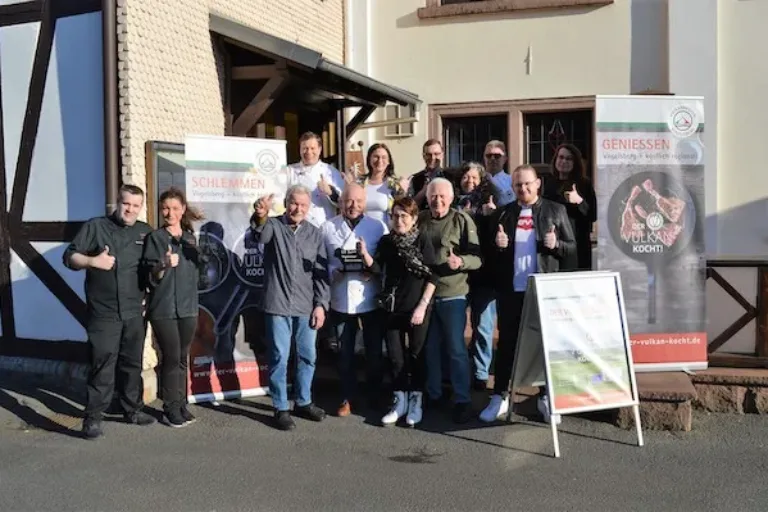 DER VULKAN KOCHT: BUNT