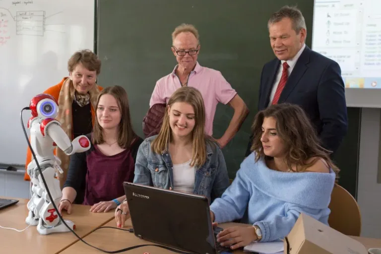 Lernen mit Nao: Robotikum an der Marburger Adolf-Reichwein-Schule startet