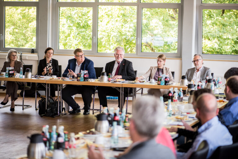 Arbeitskreis Bildung, Treffen am 29.8.18 im BTZ Berufsbildung- und Technologiezentrum in Wetzlar, Wechsel des Vorsitzes von Dr. Martin Pott zu Dr. Gerd Hackenberg.