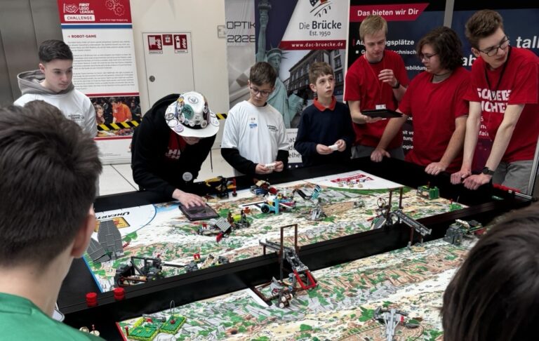 Rund 300 Kinder und Jugendliche aus Mittelhessen nahmen am Regionalwettbewerb der FIRST LEGO League teil. (Foto: Melanie Meuser)