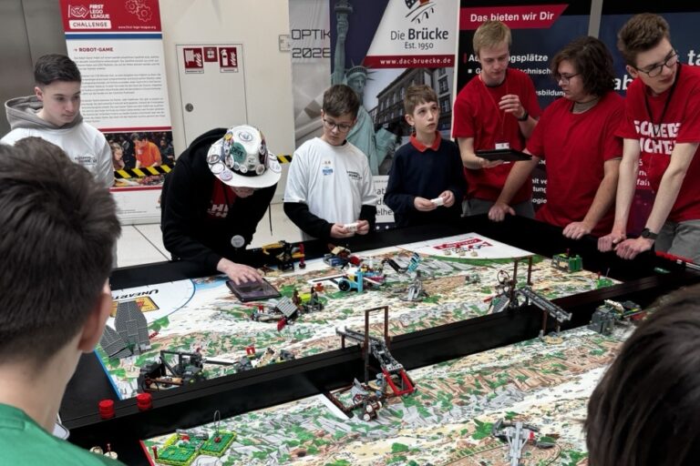 Rund 300 Kinder und Jugendliche aus Mittelhessen nahmen am Regionalwettbewerb der FIRST LEGO League teil. (Foto: Melanie Meuser)