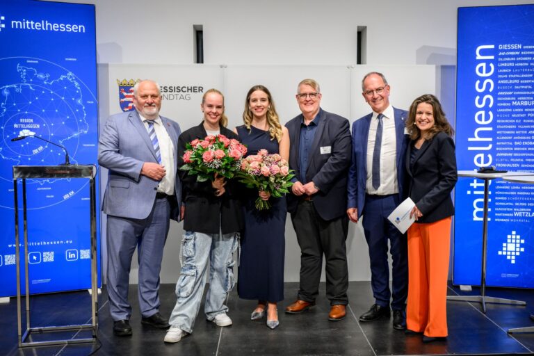 Die neuen Mittelhessen-Botschafterinnen Clara Lösel und Valentina Busik freuen sich über ihre Auszeichnung (Foto: Tilman Lochmüller)