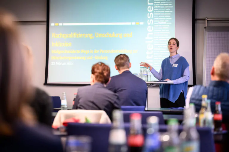 Treffen Ak Neue Wege: Nachqualifizierung, Umschulung und Inklusion. Maßgeschneiderte Wege in der Personalentwicklung zur Mitarbeitergewinnung und -bindung am 20.02.2025 bei Noveda in Langgöns. Im Auftrag der Regionalmanagement Mittelhessen GmbH.