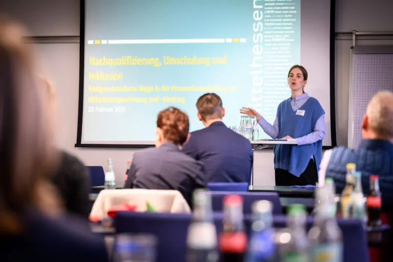 Treffen Ak Neue Wege: Nachqualifizierung, Umschulung und Inklusion. Maßgeschneiderte Wege in der Personalentwicklung zur Mitarbeitergewinnung und -bindung am 20.02.2025 bei Noveda in Langgöns. Im Auftrag der Regionalmanagement Mittelhessen GmbH.