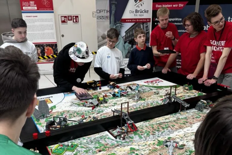 Rund 300 Kinder und Jugendliche aus Mittelhessen nahmen am Regionalwettbewerb der FIRST LEGO League teil. (Foto: Melanie Meuser)